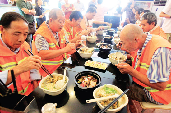 8月18日中午，鄭州市商城路一家飯店邀請33位一線環(huán)衛(wèi)工免費吃頓飯