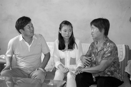 “商丘最美女兒”李丹（中）捐骨髓救母，愛心人士（左）送來1萬元愛心款