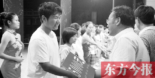 8月25日，河南電視臺8號演播廳，寒門學子每人拿到了5000元助學金