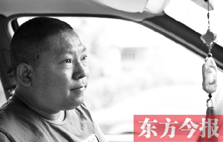 鄧太和帶父親去看病，兩天都沒打開過出租車后備廂