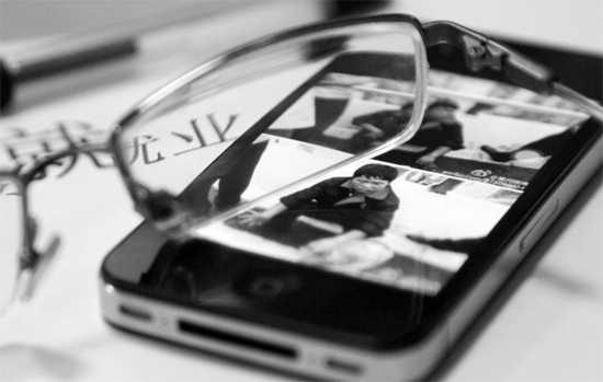 9月9日，鄭州河醫(yī)立交橋上， 一小伙兒因找不到工作輕生被救下的微博在網(wǎng)上熱傳，小伙兒的舉動讓人唏噓