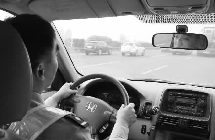 我省高速交警在高速路上開(kāi)車(chē)巡邏