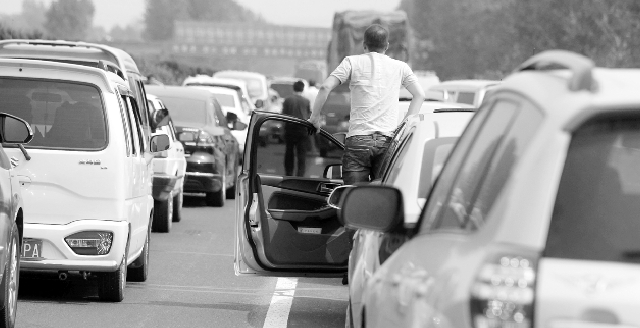 10月7日下午，寧洛高速漯河至商水段，因車(chē)禍發(fā)生擁堵