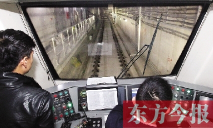 為了地鐵一號線在年底按期投入試運營，大家正在緊張調(diào)試