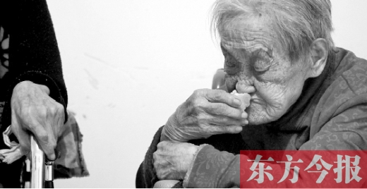 在鄭州惠濟(jì)區(qū)紅樹林老年療養(yǎng)院內(nèi)，一位老人在吃蛋糕