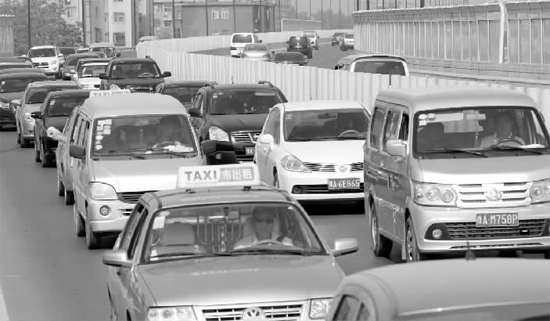 上午11點，鄭州市京廣快速路由北向南的路段已經(jīng)開始擁堵，要是早晚高峰，更是堵得走不成