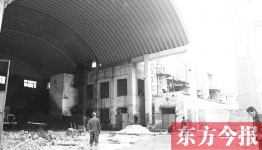 黃委會燃煤鍋爐房里幾臺機(jī)器正“整裝待發(fā)”，大煙囪拆除難