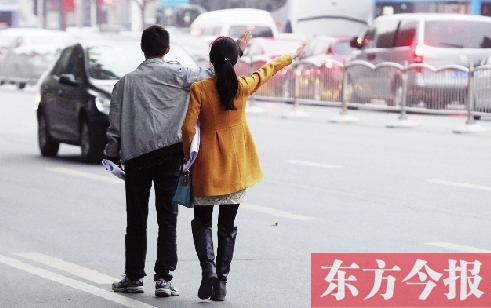 昨日下午5時(shí)30分，鄭州市花園路口公交站，一對(duì)青年正焦急等車