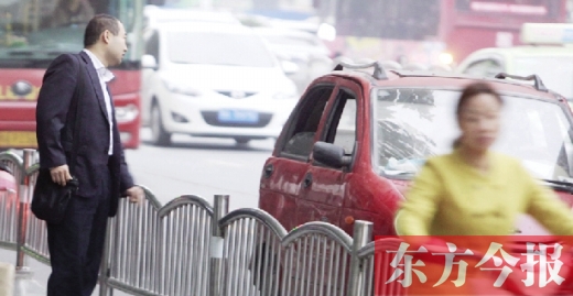 昨日下午5點(diǎn)40分，一男子久久未等到出租車，一輛“黑三輪”車主便和他搭訕