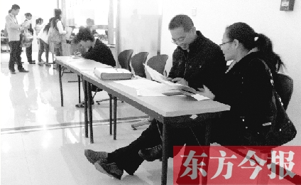 　　10月16日，鄭州市社保中心辦事大廳，新增的桌椅方便了前來辦理手續(xù)的市民