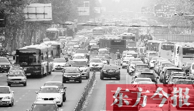 昨日下午4點(diǎn)，在花園路與黃河路口附近，車(chē)堵成了“一鍋粥”