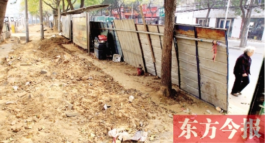 鄭州市紅專路與政七街交叉口，一工地“圍而不動”，步行者只好擇路而行