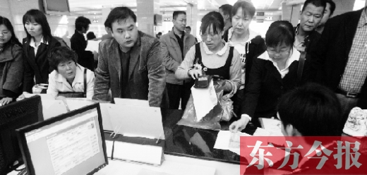 市民在“低臺敞開式”辦事大廳辦理業(yè)務