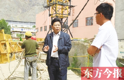 新鄉(xiāng)市援疆前方指揮部指揮長、伊吾縣委副書記鄭援越（中）深入一線調(diào)研