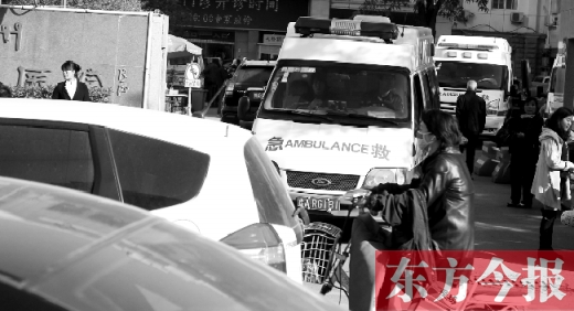 馬路上的機(jī)動(dòng)車越來越多，臨著大路鄭州市第一人民醫(yī)院門口，出急診的救護(hù)車常常遭遇堵車