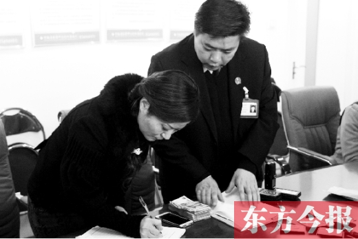 強(qiáng)制執(zhí)行+曝光，讓楊女士（左）拿到補(bǔ)償金