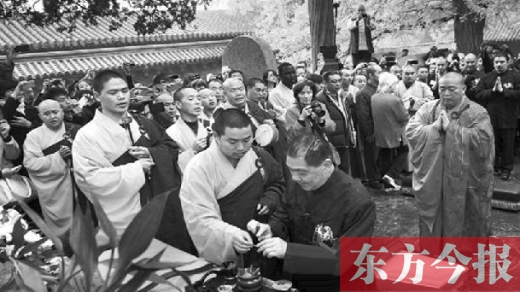 詠春“內(nèi)訌”風(fēng)波中的關(guān)鍵人物張卓慶(前排下跪者)和少林方丈釋永信參加了揭碑儀式 圖片來(lái)自南方都市報(bào)