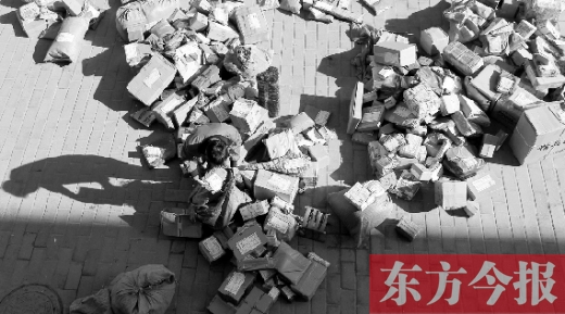 “雙十一”后，快遞員忙著送包裹，連水也不敢喝