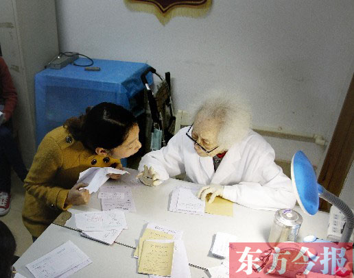 昨日，97歲的“醫(yī)生奶奶”胡佩蘭在給患者看病