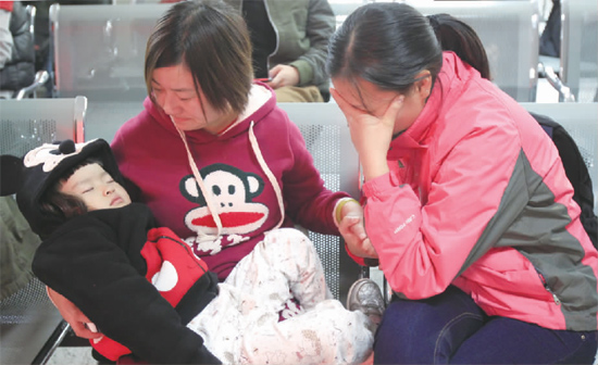 昨日，9時(shí)35分，堅(jiān)守在手術(shù)室外的嘟嘟在媽媽懷里睡著了，因被眼前的真情觸動(dòng)，今報(bào)記者趙丹流下了眼淚