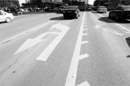 昨日，鄭州市金水路未來路口的“魚刺”車道，好多司機(jī)不知道咋走