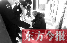 昨日，鄭州市管城區(qū)執(zhí)法局對(duì)轄區(qū)一只狗狗檢查是否辦過證 東方今報(bào)首席記者 劉棟杰 攝