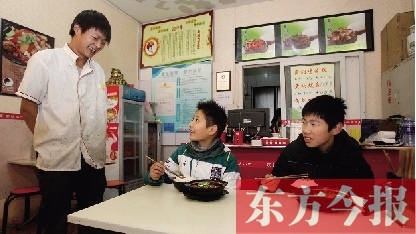 11月30日，鄭州市81中的兩位學(xué)生用勞動(dòng)為自己掙了一頓中午飯，心里很高興