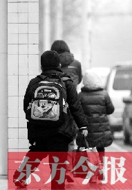 一名學(xué)生背著書包走出校門準(zhǔn)備回家。教育部發(fā)布規(guī)定，其中明確規(guī)定教師收禮、有償補課等行為將受到相應(yīng)處分