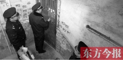 12月3日，鄭州市隴海路。執(zhí)法人員欲進入一戶未辦狗證的居民家中，強行將狗帶走