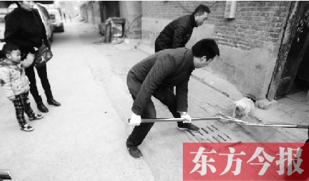 12月3日，鄭州市隴海路。執(zhí)法人員對一只“辦了證卻不系繩”的狗進行捕捉
