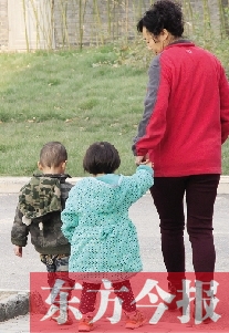 男孩兒姓“鄭”，女孩兒姓“周”（取“州”諧音），即“鄭州”之意，這一取名法得到了認(rèn)可