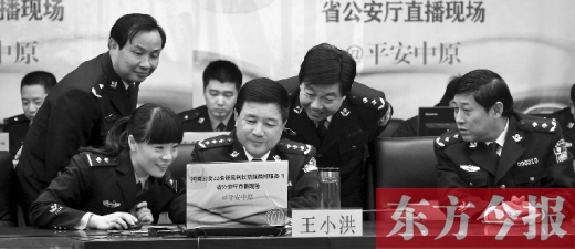 省公安廳廳長王小洪（中）和微博網(wǎng)友在進行交談，發(fā)現(xiàn)問題現(xiàn)場馬上解決