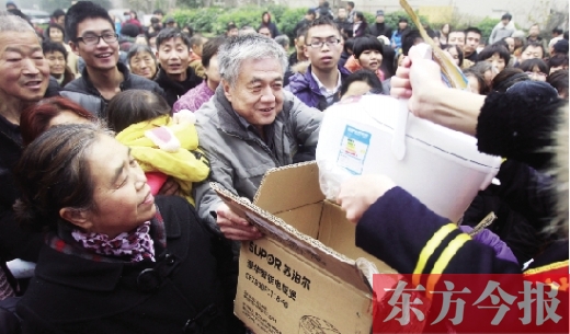 昨日，鄭州金源第一城小區(qū)。除了能領(lǐng)到地鐵試乘劵，還有獎品可拿