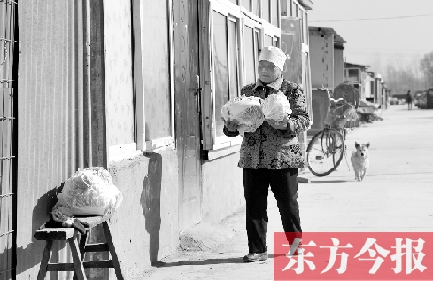 在京水村的臨時(shí)過(guò)渡區(qū)內(nèi)，62歲的村民白小英對(duì)未來(lái)的生活充滿期待