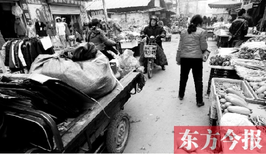 和所有的都市村莊一樣，老鴉陳也充滿著形形色色的人，窄窄的巷子因占道經(jīng)營(yíng)變得更加狹窄