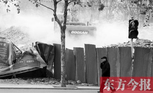 昨日，鄭州市未來路與緯四路交叉口一工地施工不除塵，加重了空氣污染