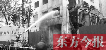 昨天早上8點(diǎn)半，鄭州市農(nóng)業(yè)路一拆遷工地，用兩臺(tái)噴水車噴水除塵，有效地阻止了施工揚(yáng)塵