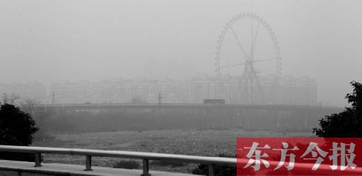 我看！我再看！我都看不見(jiàn)世紀(jì)歡樂(lè)園的巨大摩天輪了，送孩子上學(xué)的路，真快看不清了