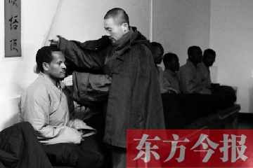 少林功夫講究禪武合一，坐禪當(dāng)然少不了,別看就是坐坐，姿勢都要師傅教