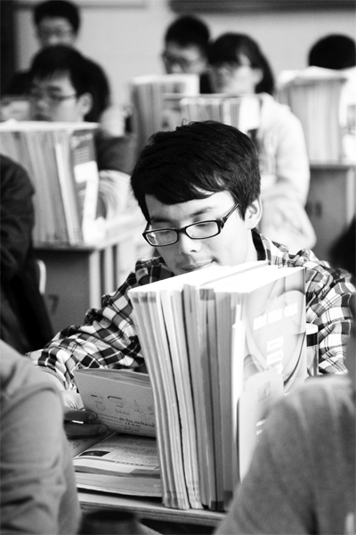 一所學(xué)校的高三學(xué)生正在加班加點(diǎn)復(fù)習(xí)，不少同學(xué)都開(kāi)始為自主招生報(bào)名忙活了