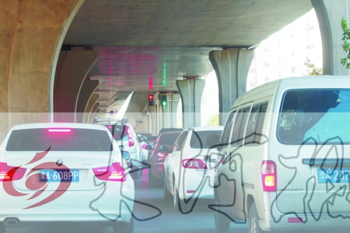 交警在東風路從北向南上橋口處擺上反光錐，間歇放行