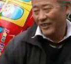 采訪我先買個氣球吧！大爺霸氣回答