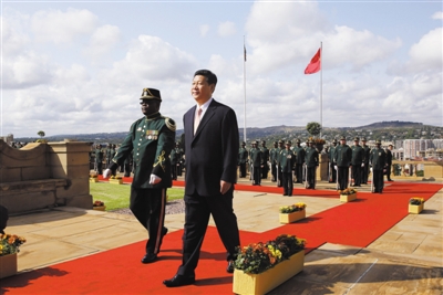 3月26日，南非總統(tǒng)祖馬在比勒陀利亞聯(lián)邦大廈前廣場(chǎng)舉行儀式，歡迎中國(guó)國(guó)家主席習(xí)近平訪問(wèn)南非。這是習(xí)近平檢閱儀仗隊(duì)。新華社記者 蘭紅光 攝