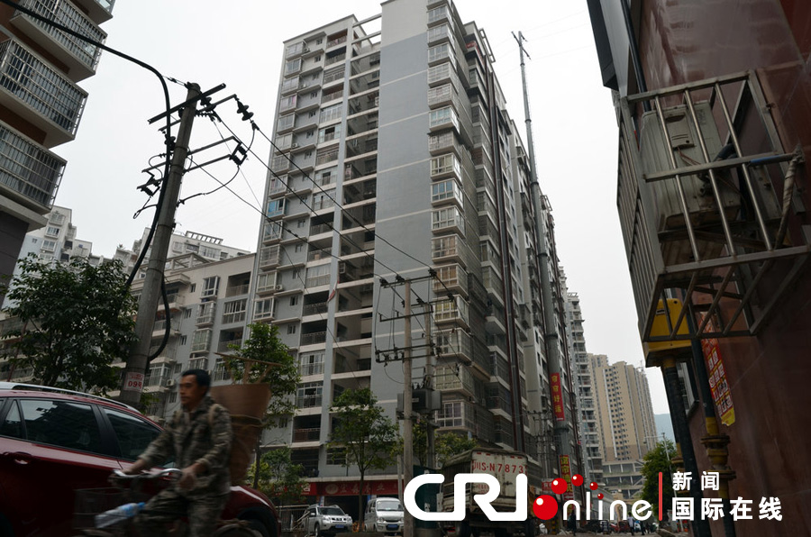 2013年4月2日，四川達城，電線桿足足有19層樓高，而且離小區(qū)住戶的房屋很近。圖片來源:張驥/CF