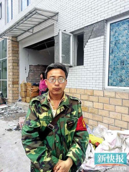 被免副鄉(xiāng)長楊成毅成災(zāi)區(qū)首位免職干部，接受新快報(bào)記者采訪時(shí)稱：“服從組織決定，大難當(dāng)前官位不要緊”