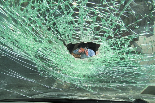 白師傅看著被砸壞的車(chē)輛焦急地打電話求助