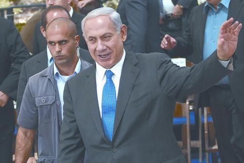 經(jīng)以總理內(nèi)塔尼亞胡主持的內(nèi)閣秘密會議決定，以空軍接連對敘利亞多處目標(biāo)實施空襲。圖為內(nèi)塔尼亞胡5日出席內(nèi)閣會議。