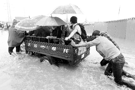 “擺渡”，每人5塊錢 記者 王春勝/攝