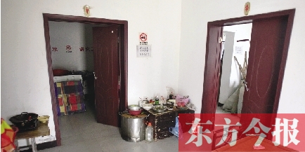 男廁洗漱池前，堆放著大量家電、家具等生活用品