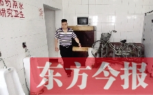 男廁中擺放的電視機、柜子、自行車等物品